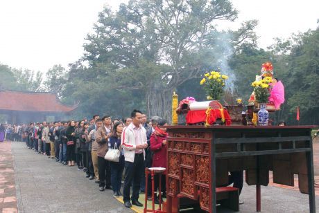 Các Đại biểu tham dự liên hoan truyền hình toàn Quốc dâng hương, thăm khu Di tích Quốc gia đặc biệt Lam Kinh