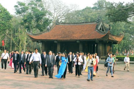 Đoàn công tác của bộ tư pháp đã đến thăm khu di tích quốc gia đặc biệt Lam Kinh
